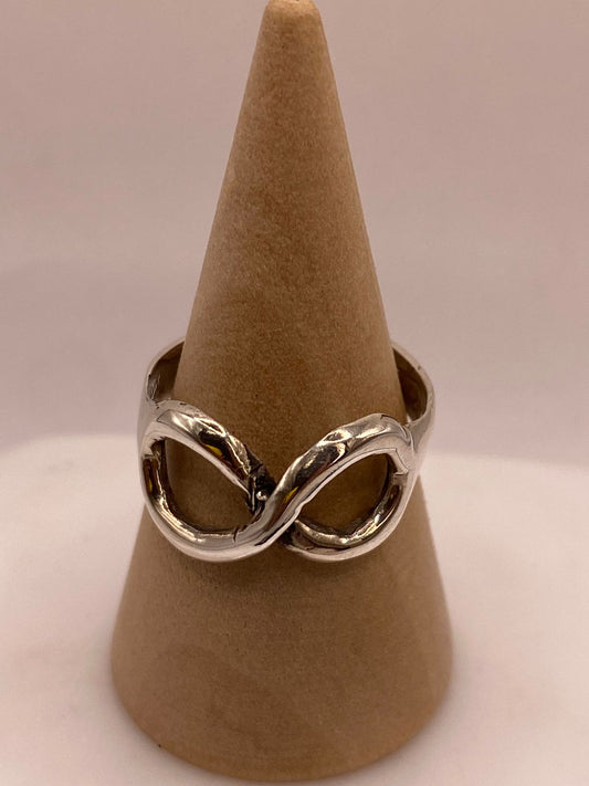 Anillo Artesanal en Plata con Símbolo del Infinito, vista frontal