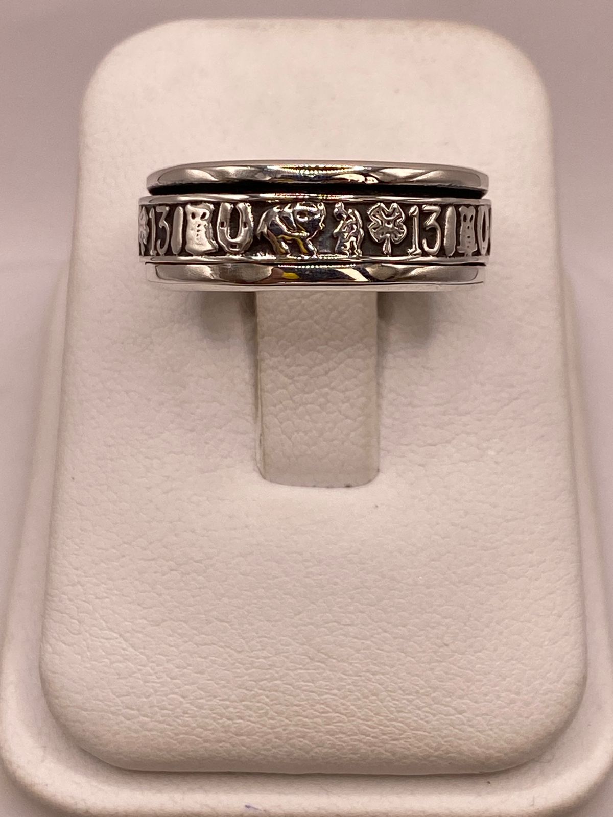 Anillo Artesanal en Plata con Símbolos de la Suerte