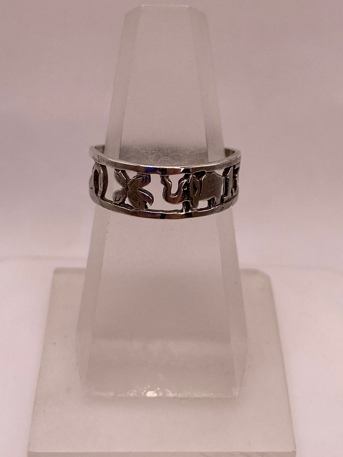 Anillo Artesanal en Plata con Símbolos de la Suerte Calados