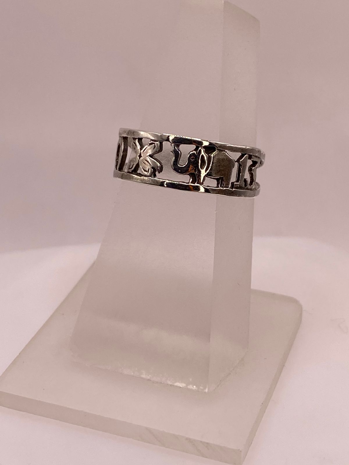 Anillo Artesanal en Plata con Símbolos de la Suerte Calados