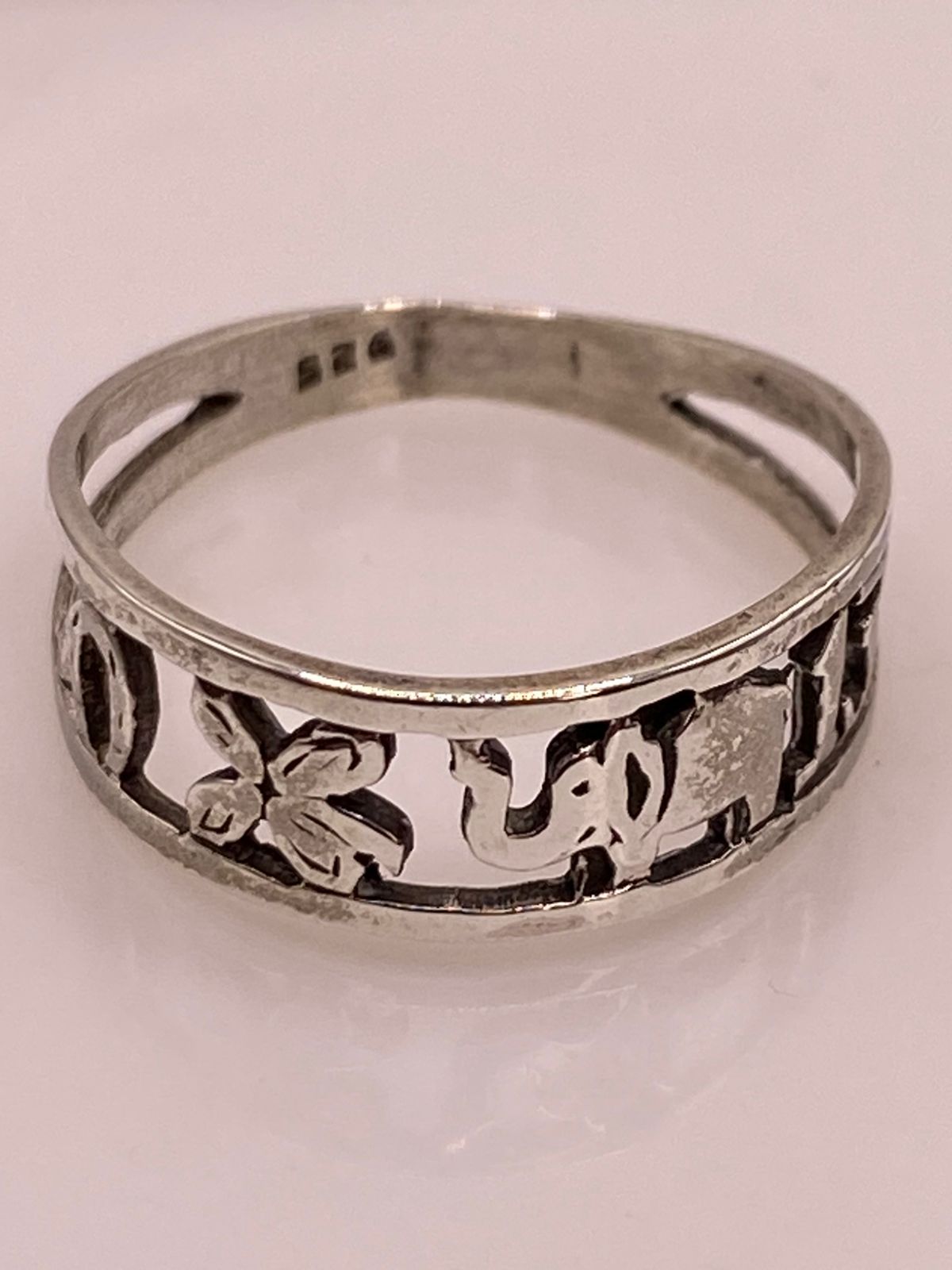 Anillo Artesanal en Plata con Símbolos de la Suerte Calados
