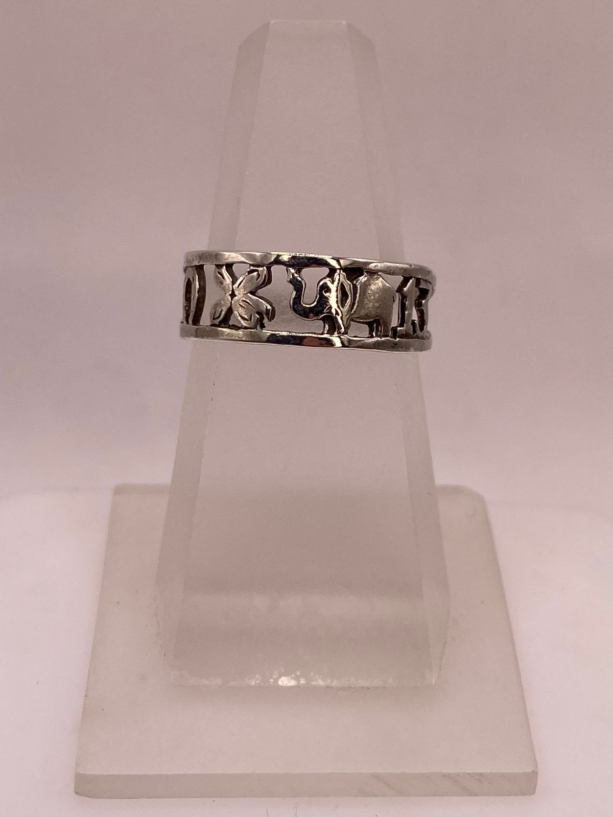 Anillo Artesanal en Plata con Símbolos de la Suerte Calados