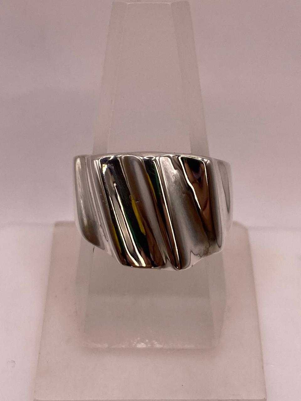 Anillo Artesanal en Plata con Superficie Ondulada Brillante