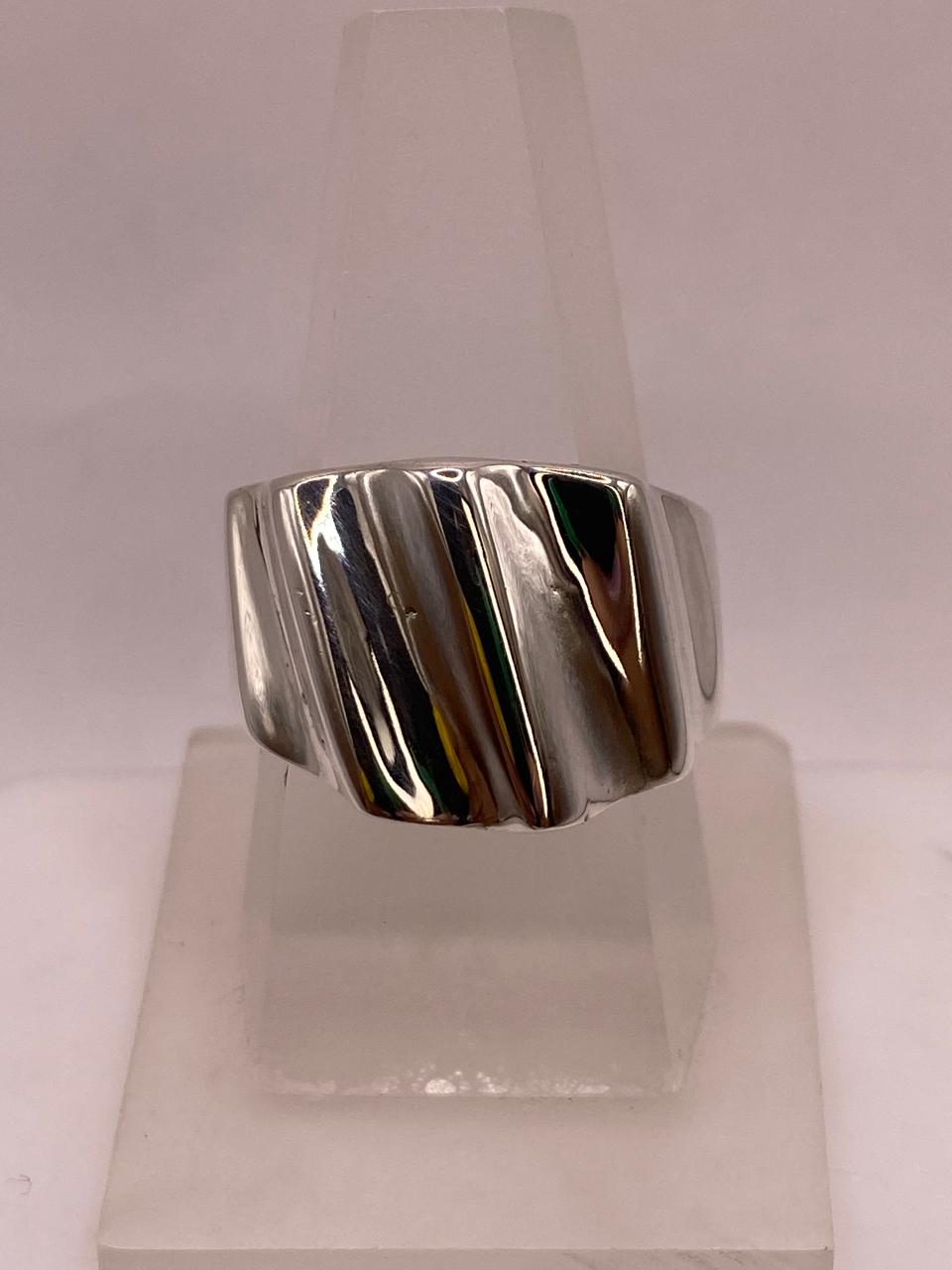 Anillo Artesanal en Plata con Superficie Ondulada Brillante