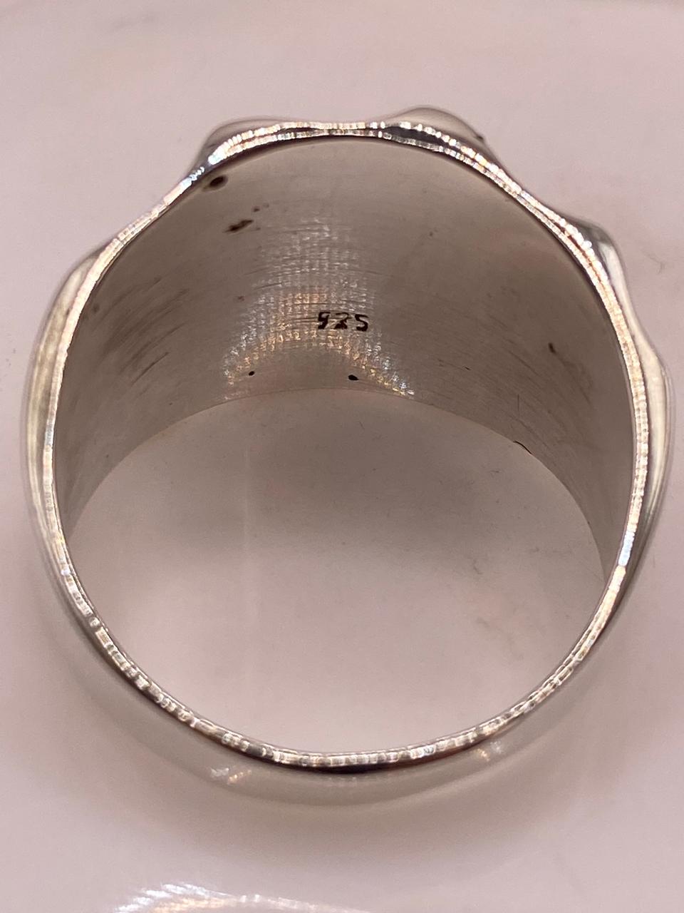 Anillo Artesanal en Plata con Superficie Ondulada Brillante