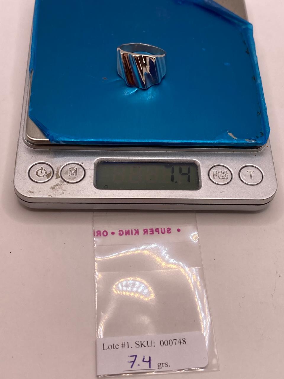 Anillo Artesanal en Plata con Superficie Ondulada Brillante