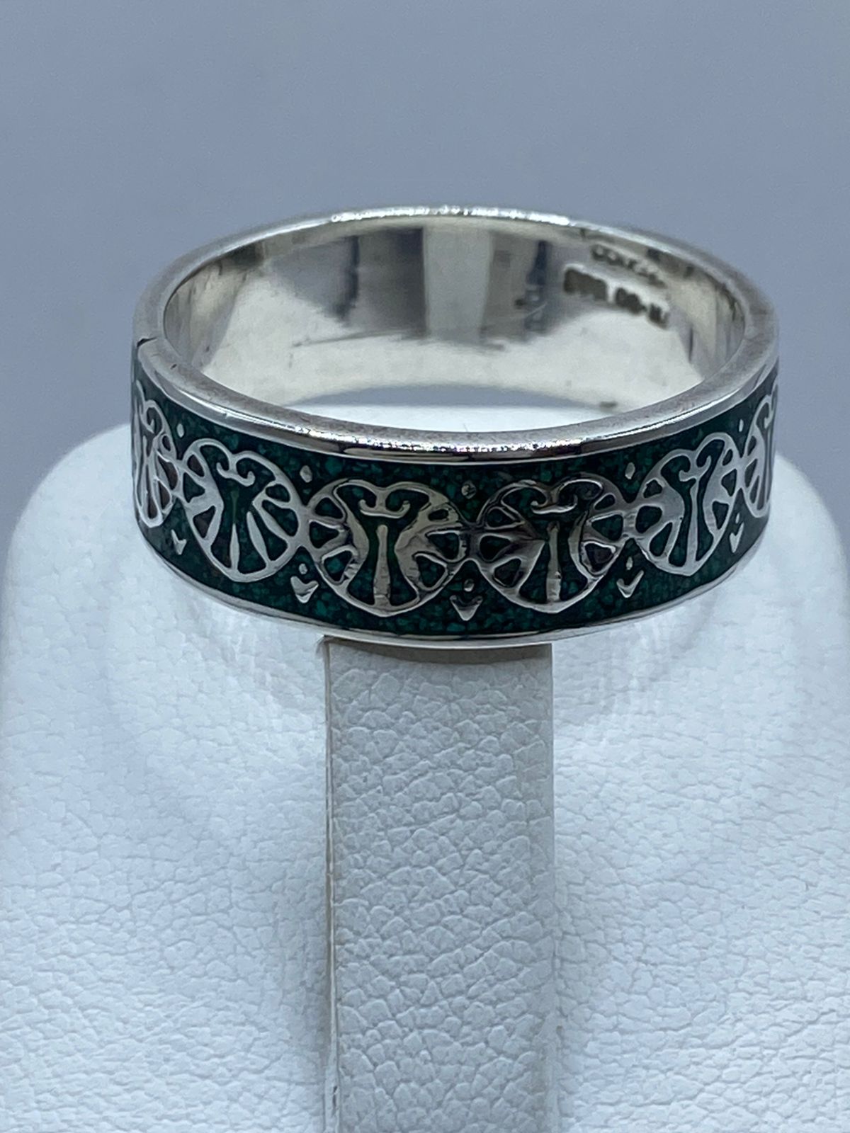 Anillo Artesanal de Plata .925 con Malaquita y Diseño Calado Orgánico
