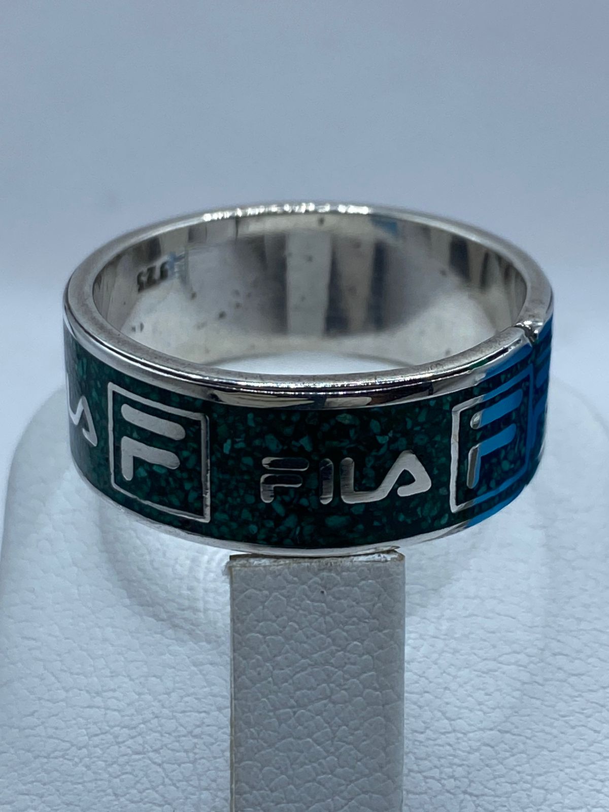 Anillo Artesanal de Plata .925 con Malaquita Verde y Diseño Inspirado en FILA