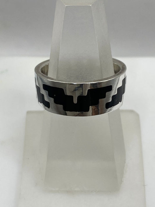 Anillo Artesanal de Plata .925 con Ónix y Diseño Prehispánico, vista frontal