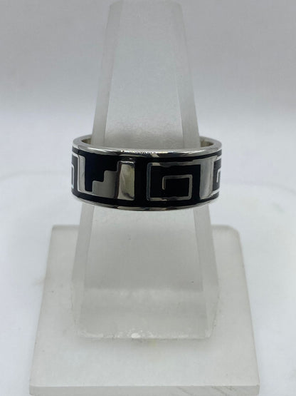 Anillo Artesanal de Plata .925 con Ónix Negro y Greca Geométrica — vista lateral