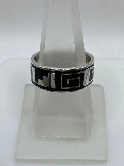 Anillo Artesanal de Plata .925 con Ónix Negro y Greca Geométrica, vista lateral