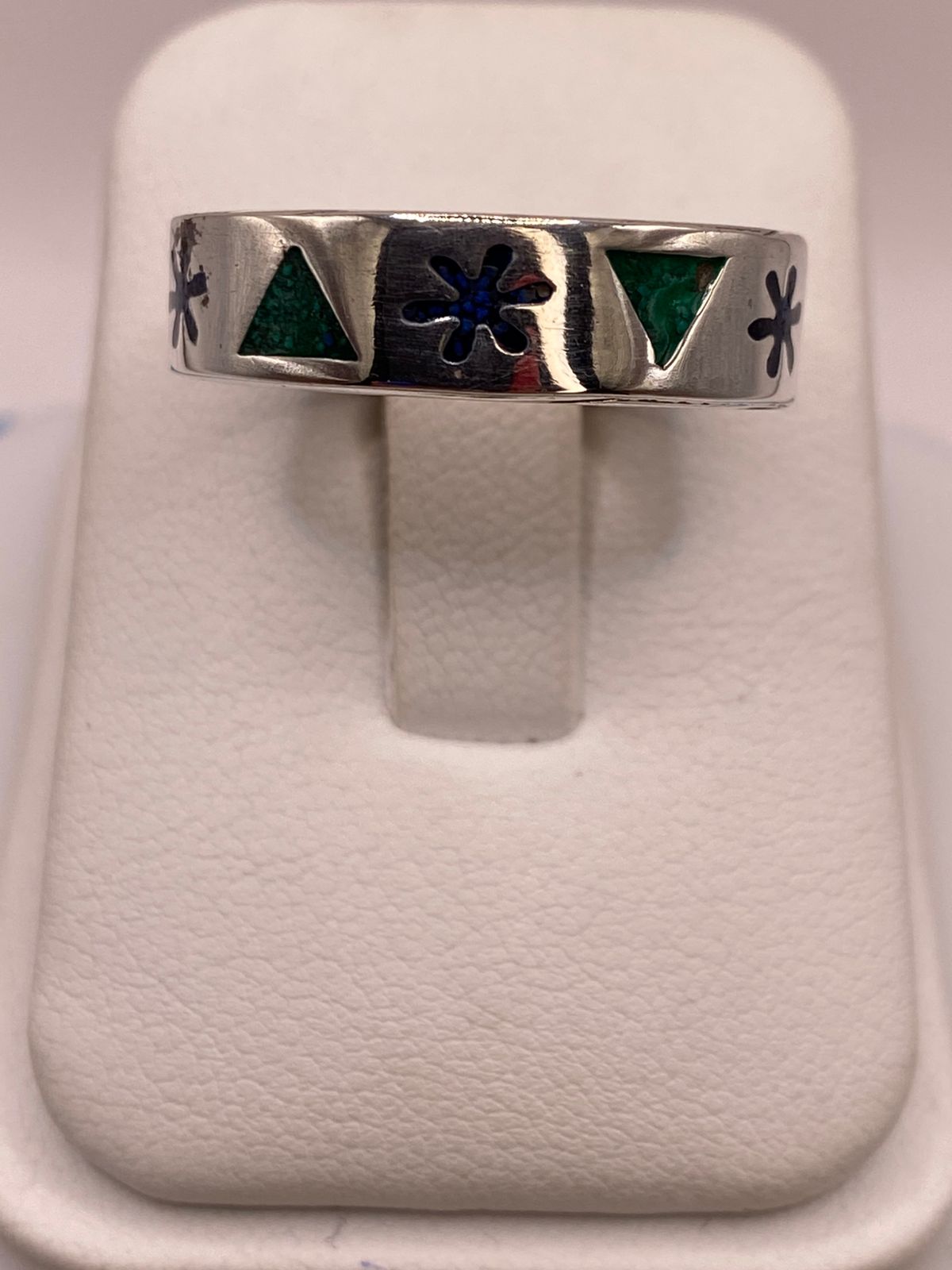 Anillo Artesanal con Triángulos y Flor Esmaltada en Plata