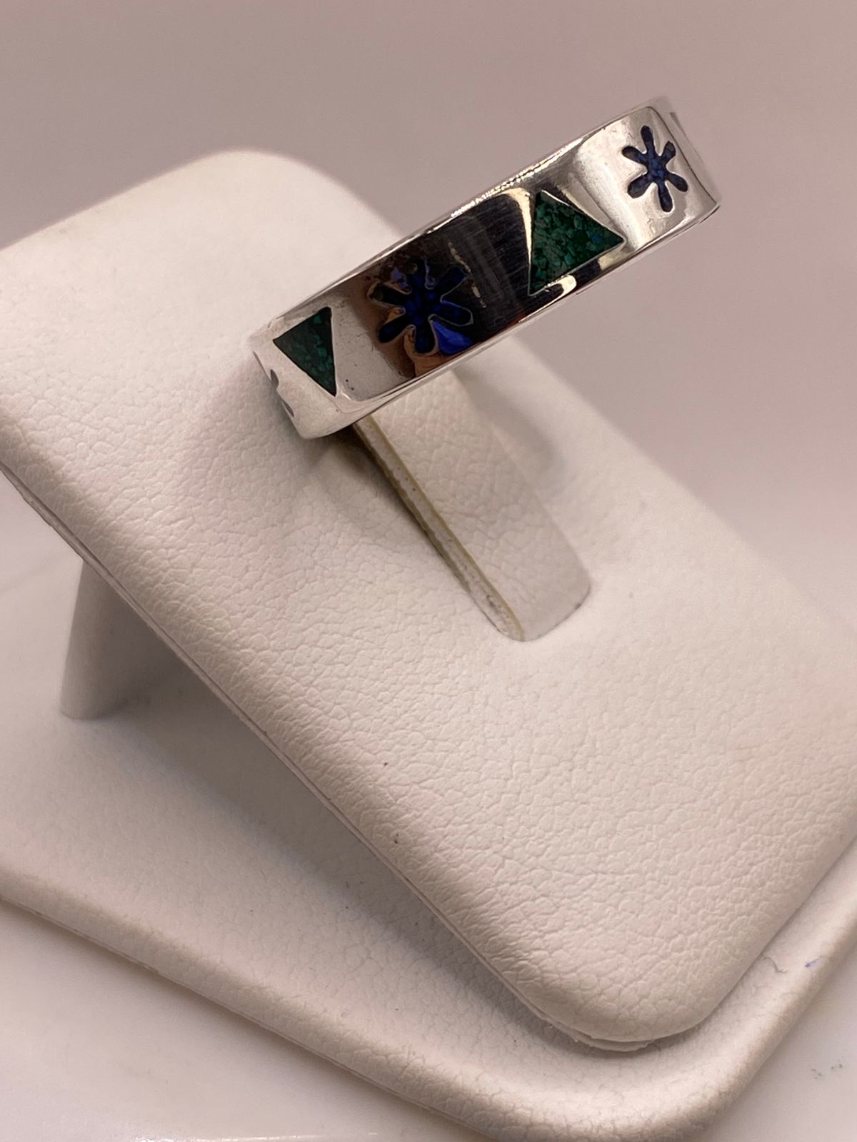 Anillo Artesanal con Triángulos y Flor Esmaltada en Plata