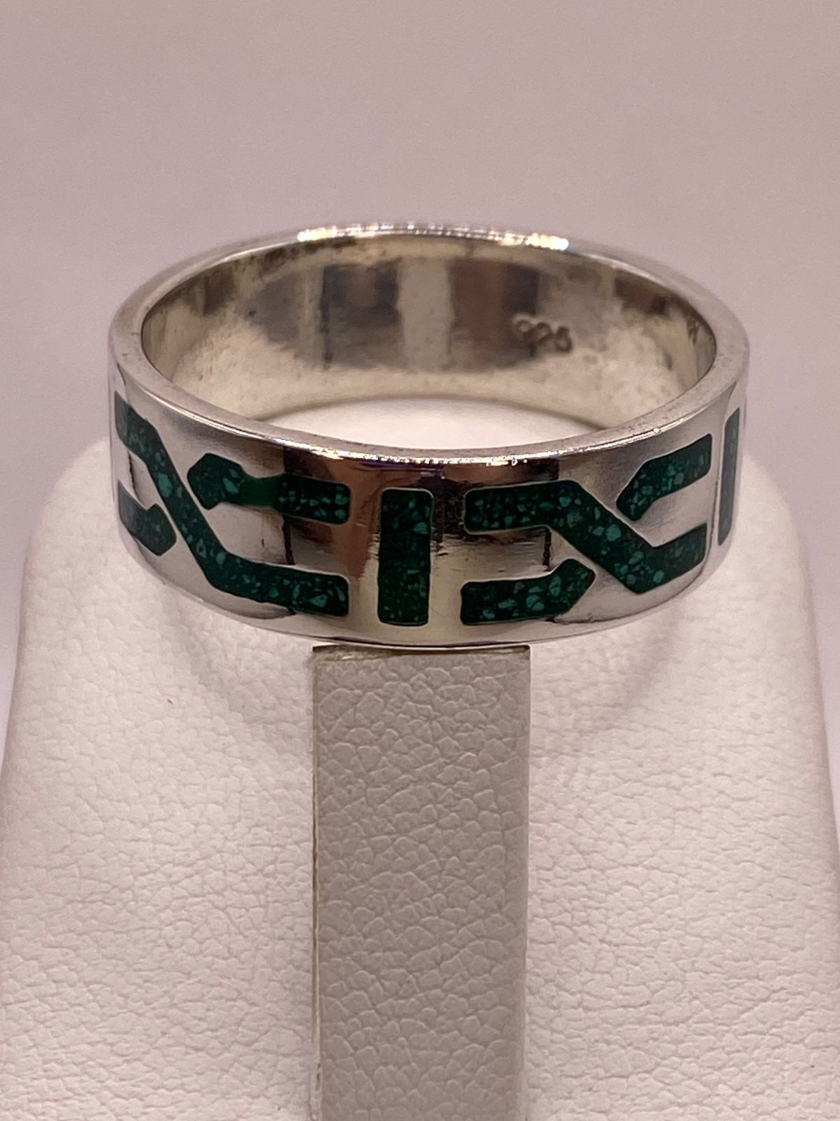 Anillo Artesanal de Malaquita con Diseño Geométrico en Plata