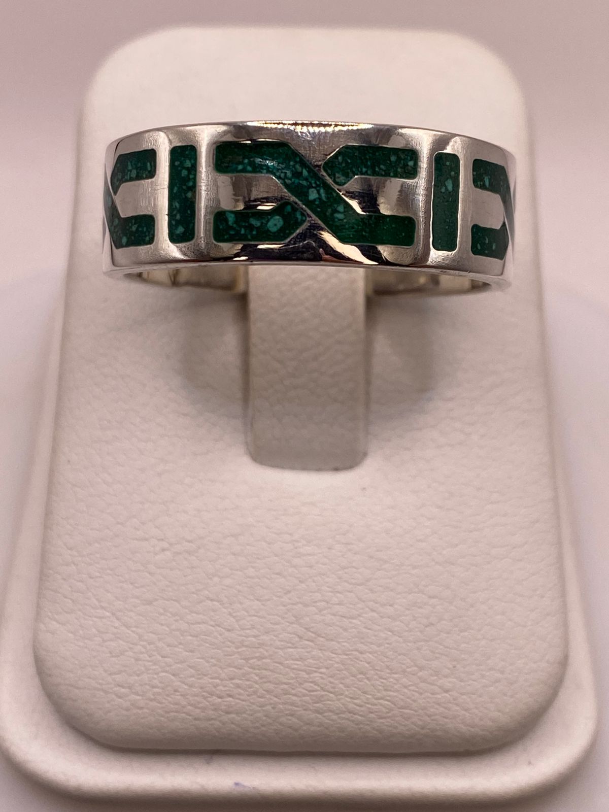 Anillo Artesanal de Malaquita con Diseño Geométrico en Plata