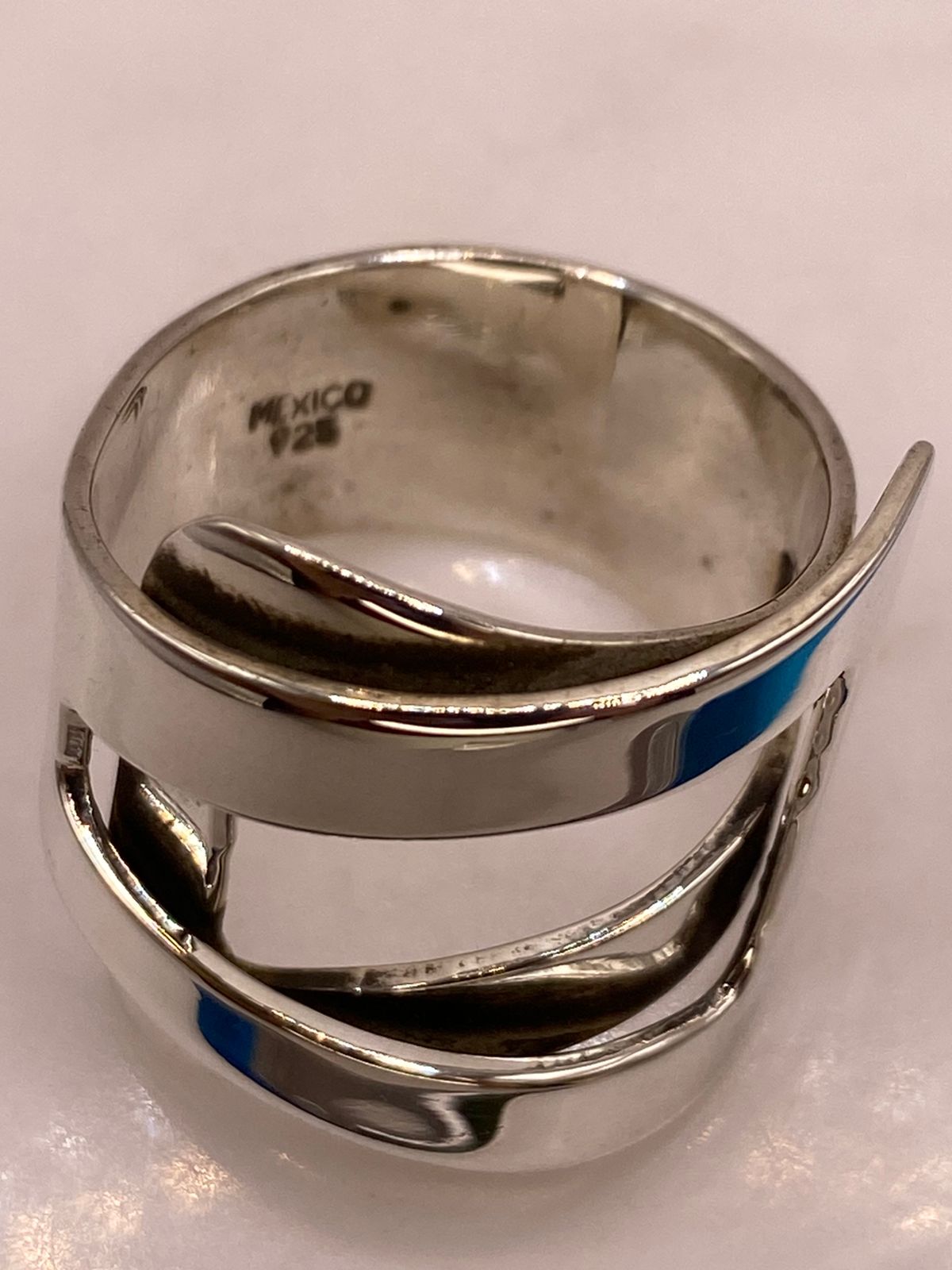 Anillo Artesanal en Plata con Diseño Geométrico Cruzado
