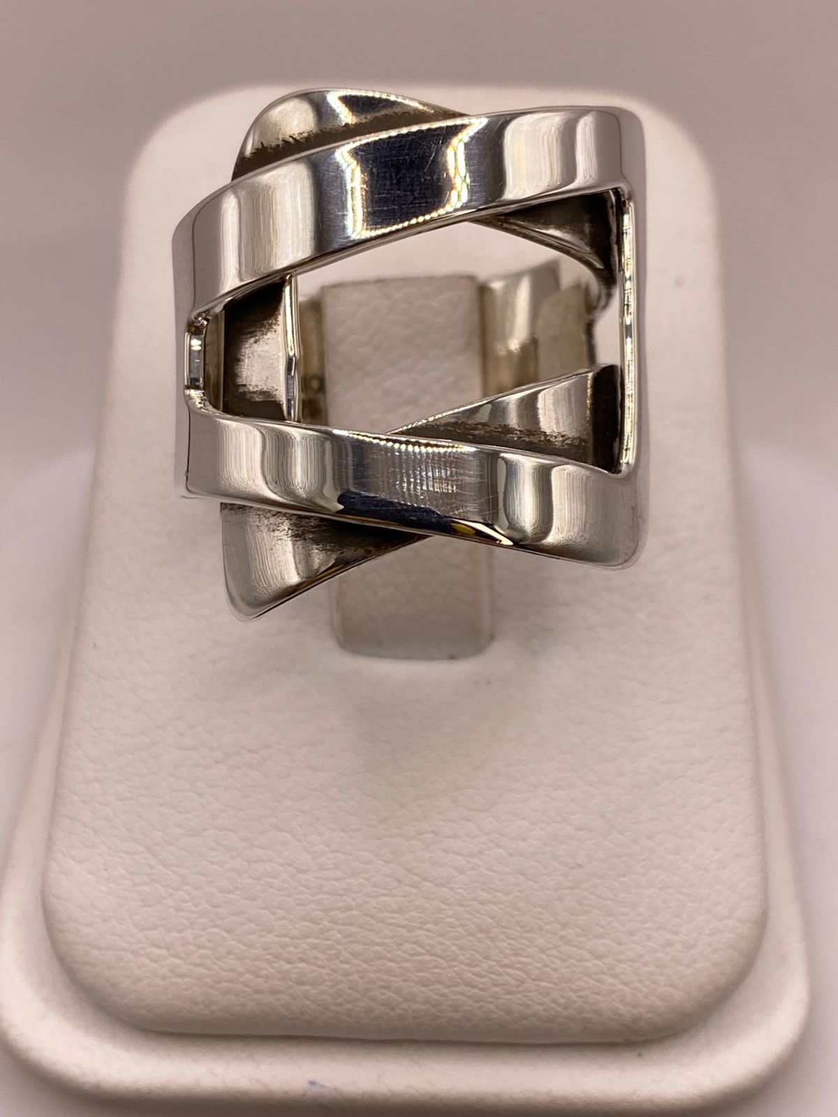 Anillo Artesanal en Plata con Diseño Geométrico Cruzado
