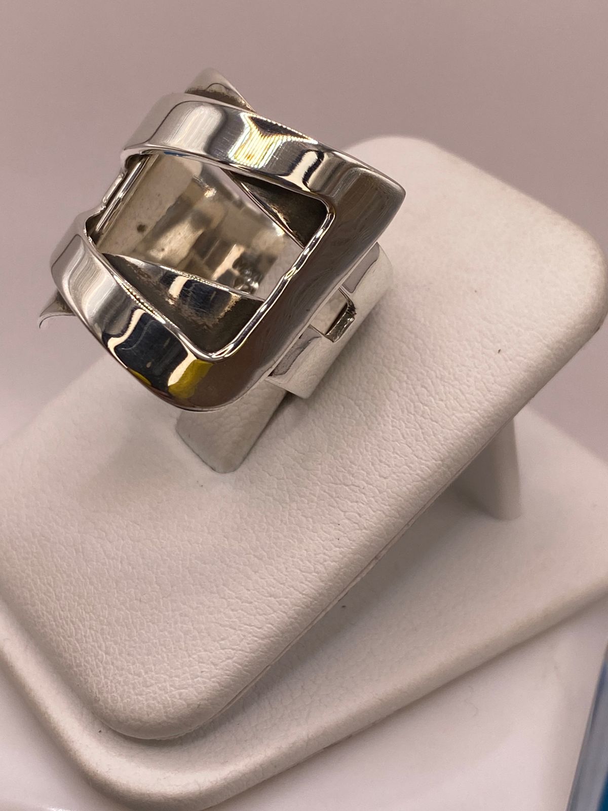 Anillo Artesanal en Plata con Diseño Geométrico Cruzado