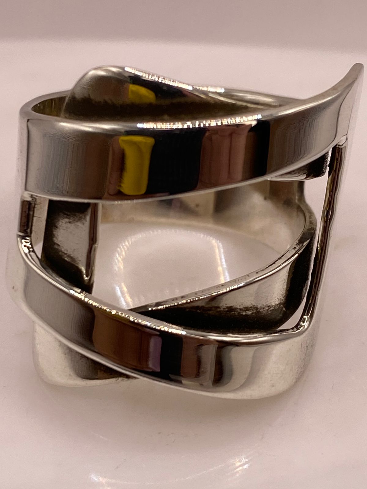 Anillo Artesanal en Plata con Diseño Geométrico Cruzado