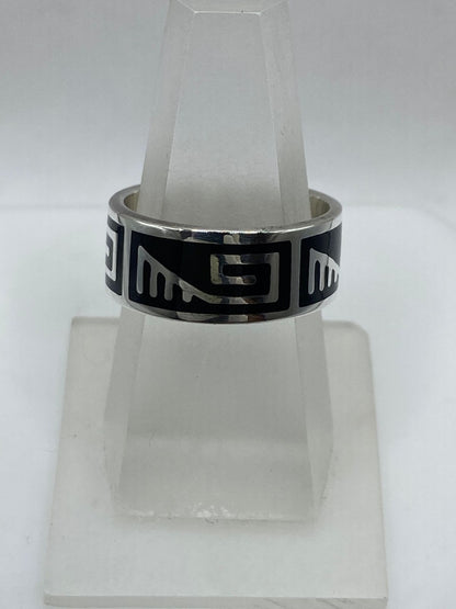 Anillo Artesanal de Plata .925 con Ónix Negro y Greca Minimalista — vista lateral