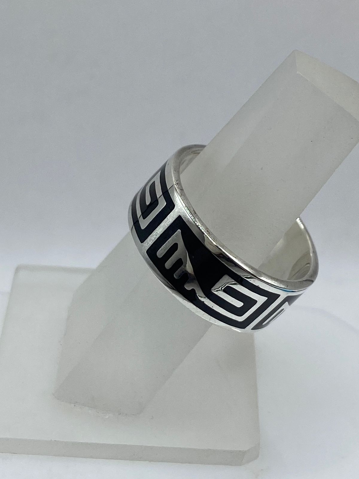 Anillo Artesanal de Plata .925 con Ónix Negro y Greca Minimalista