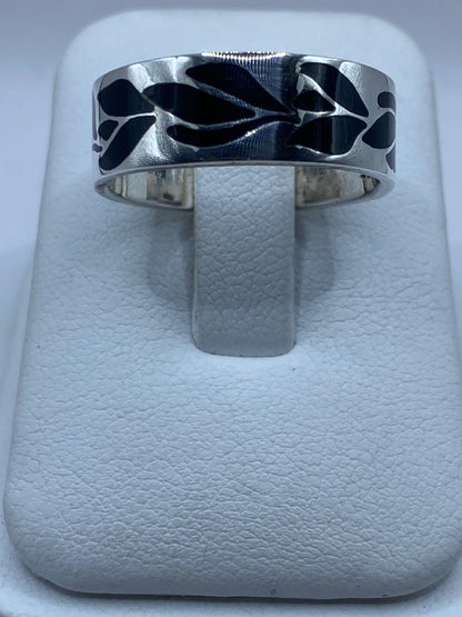 Anillo Artesanal de Plata .925 con Ónix Negro y Diseño de Hoja Calado, vista lateral