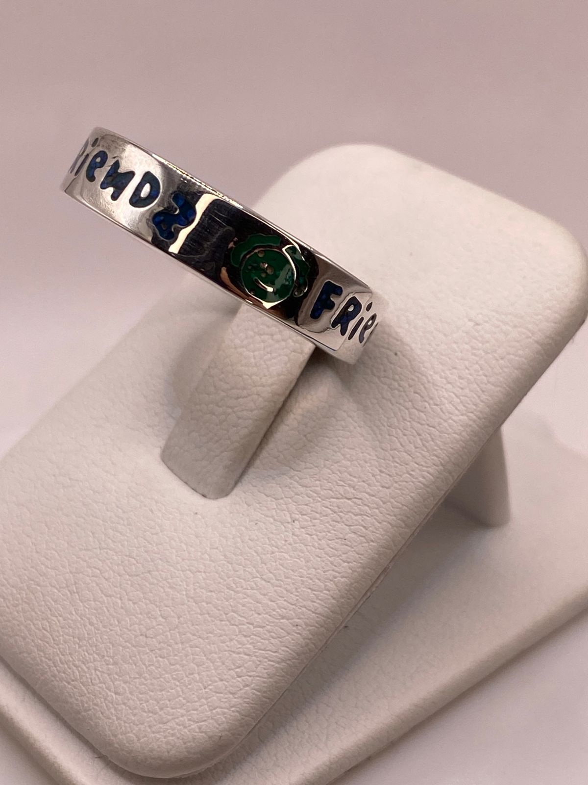 Anillo Artesanal “friends” con Caritas Esmaltadas en Plata