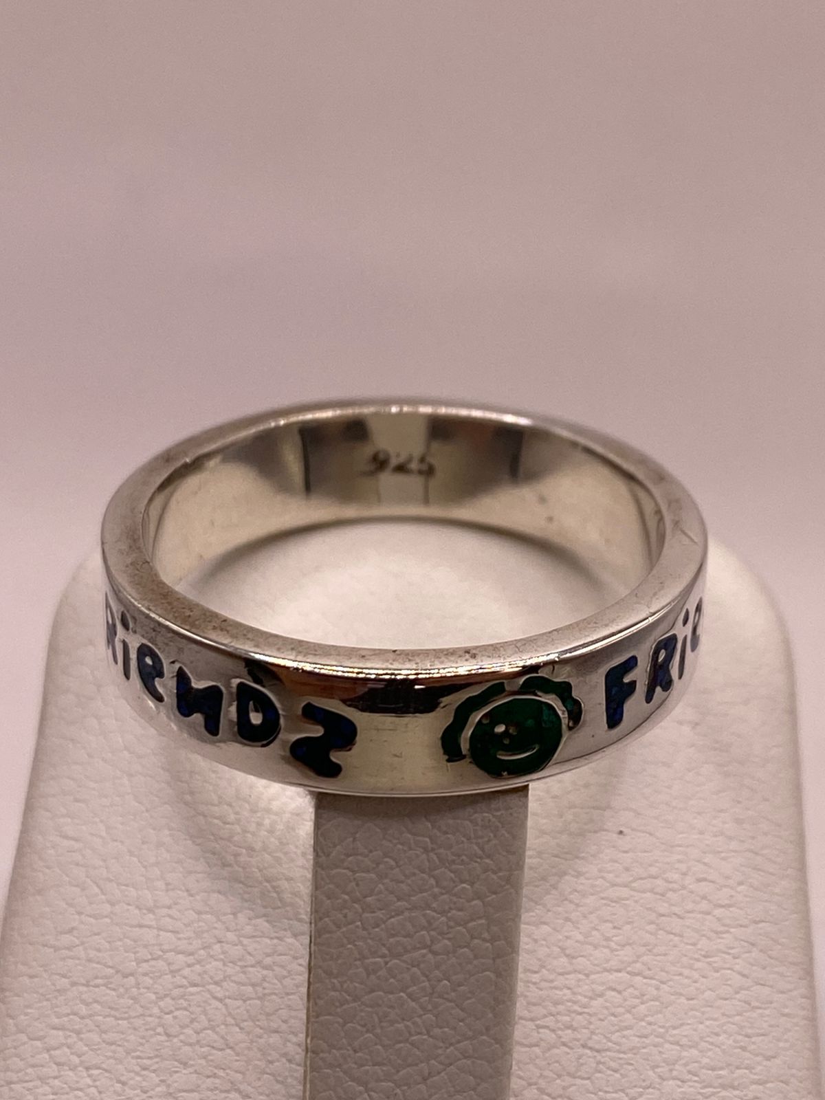 Anillo Artesanal “friends” con Caritas Esmaltadas en Plata