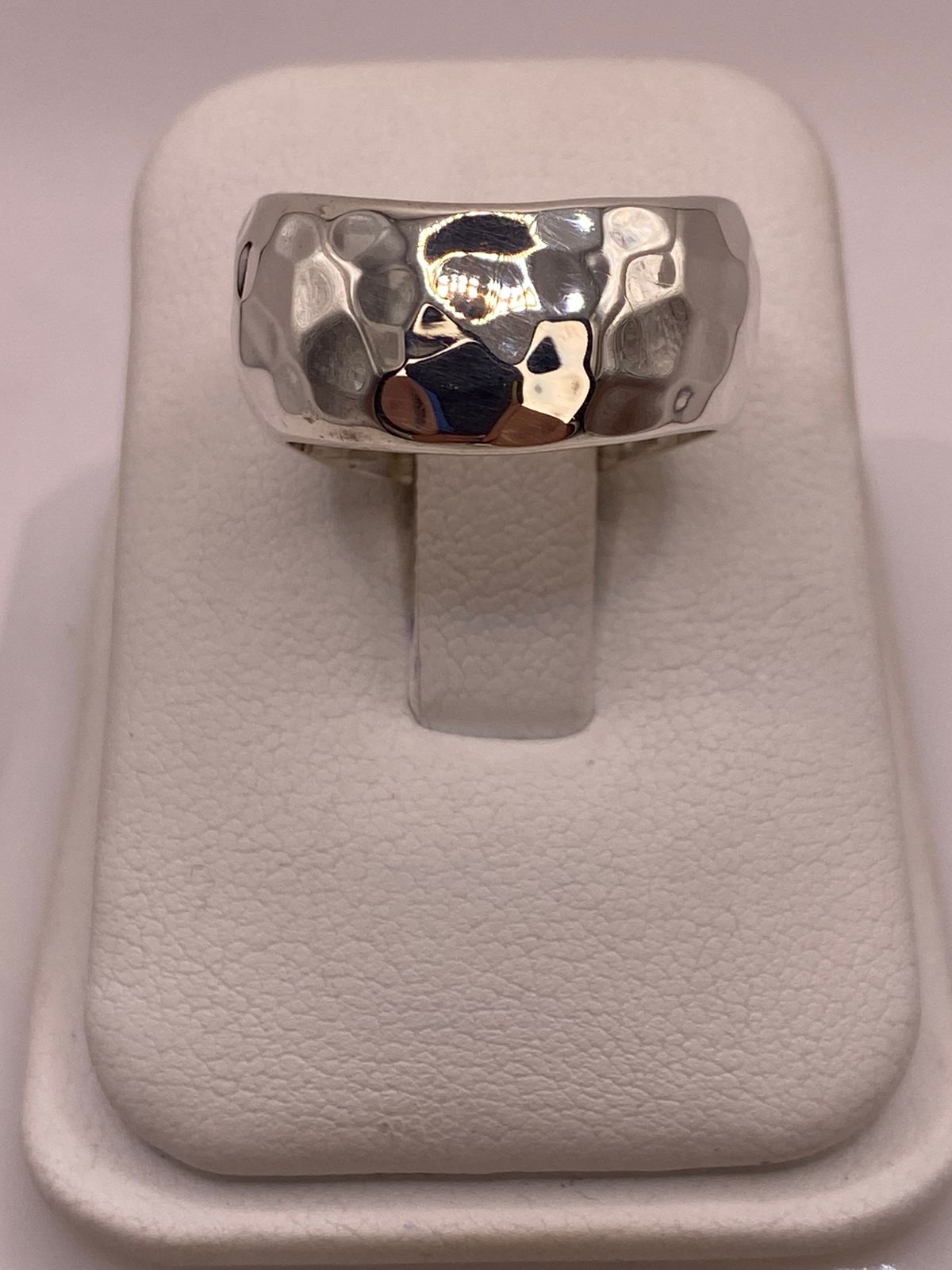 Anillo Banda Ancha Martillado en Plata .925