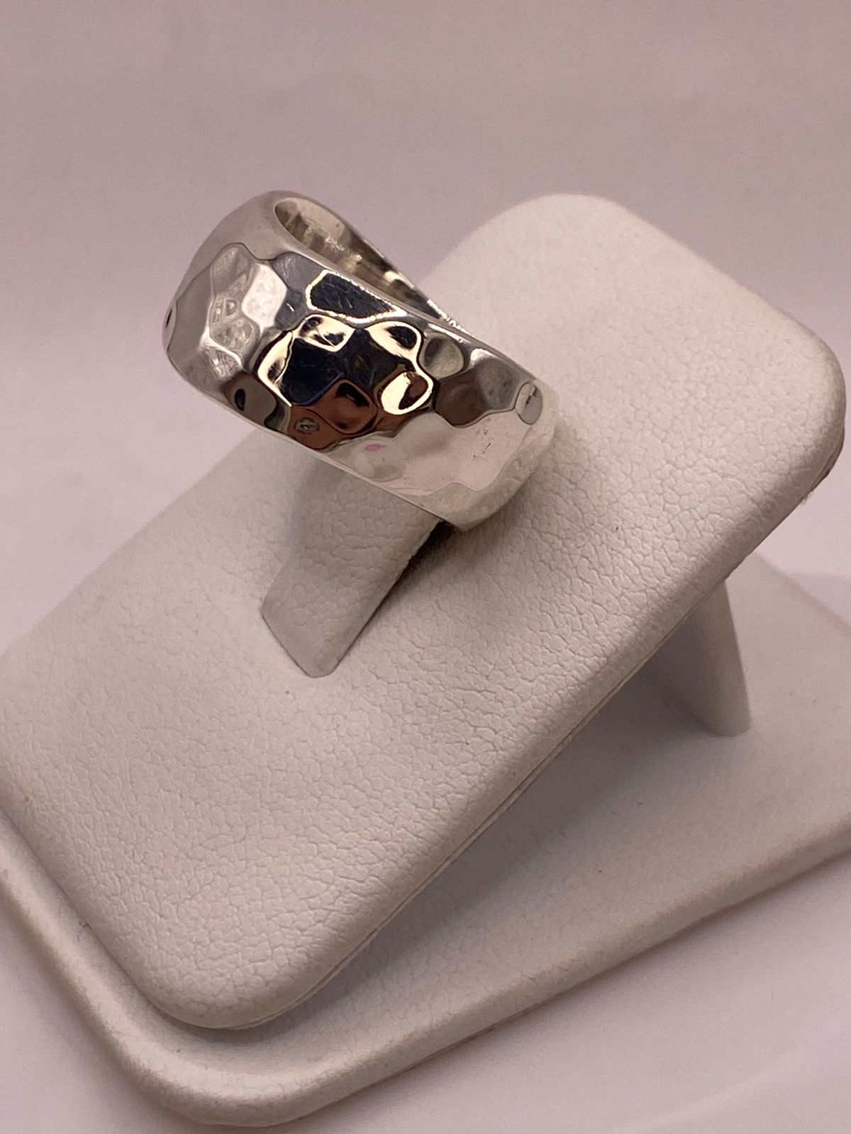 Anillo Banda Ancha Martillado en Plata .925