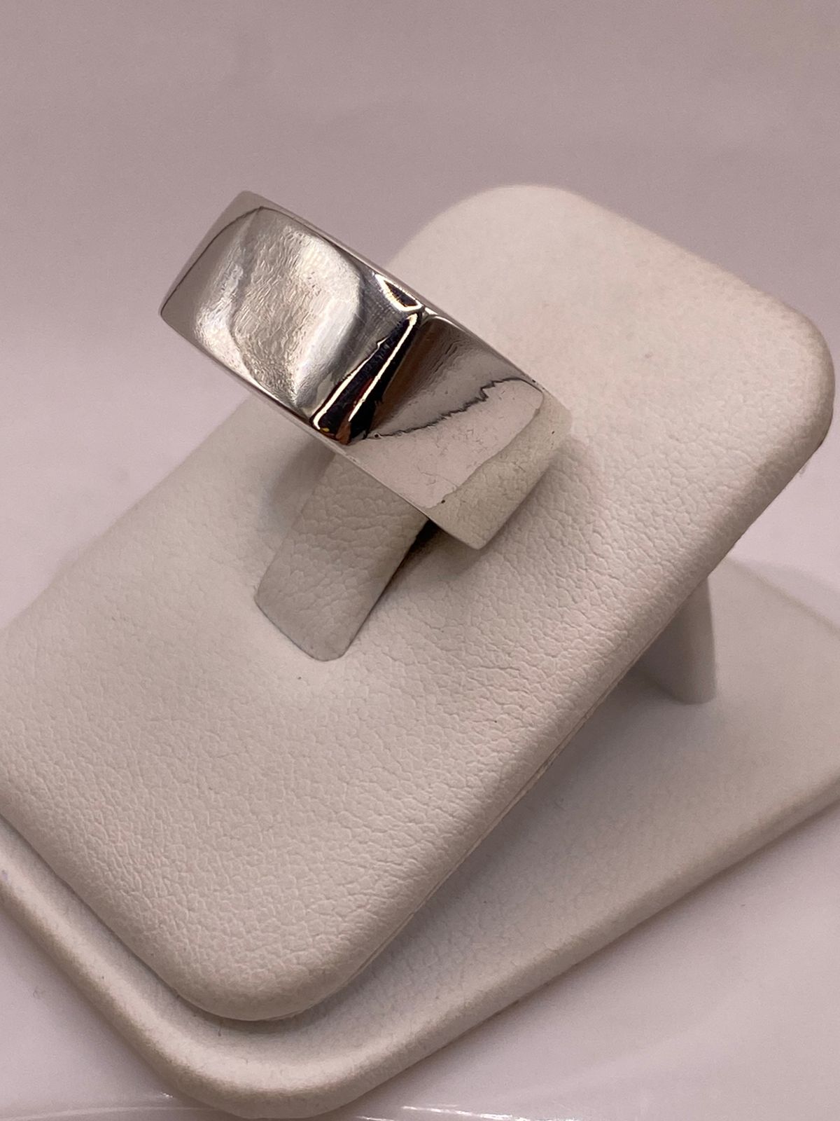 Anillo Banda Ancha de Plata Ley .925 con Forma Cuadrada