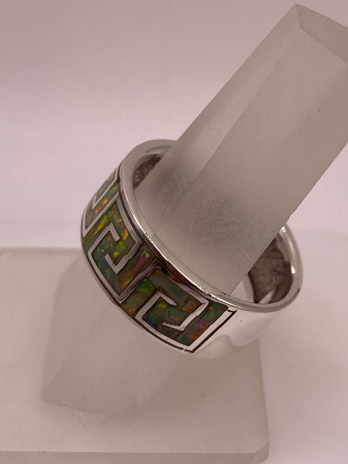 Anillo Banda Greca con Ópalo de Fuego Multicolor en Plata .950