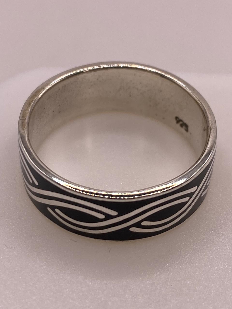 Anillo Banda de Ondas en Plata .925 – Diseño Contemporáneo