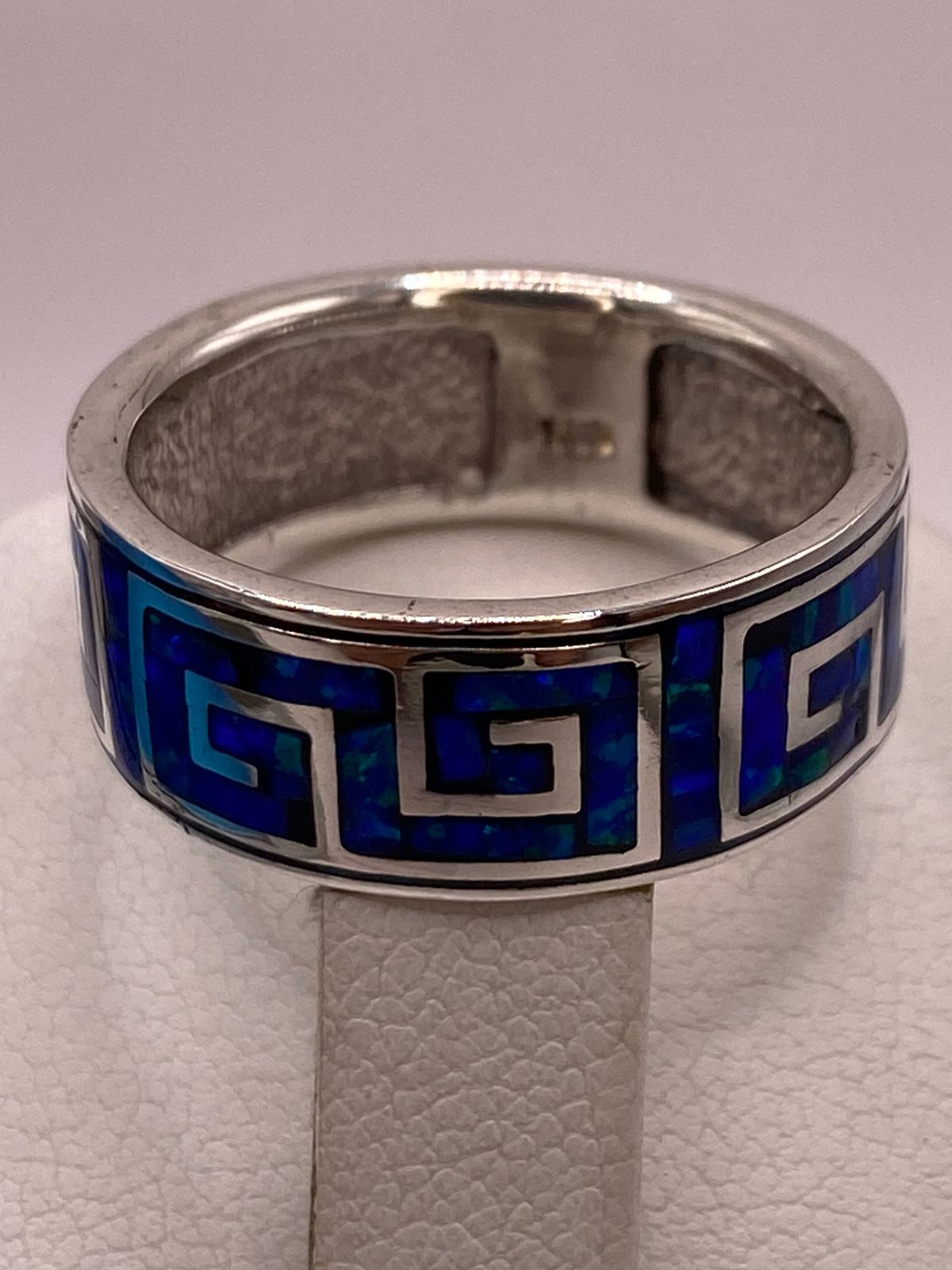 Anillo Banda Plata Ley 950 con Ópalo de Fuego Azul‑verde Diseño Geométrico