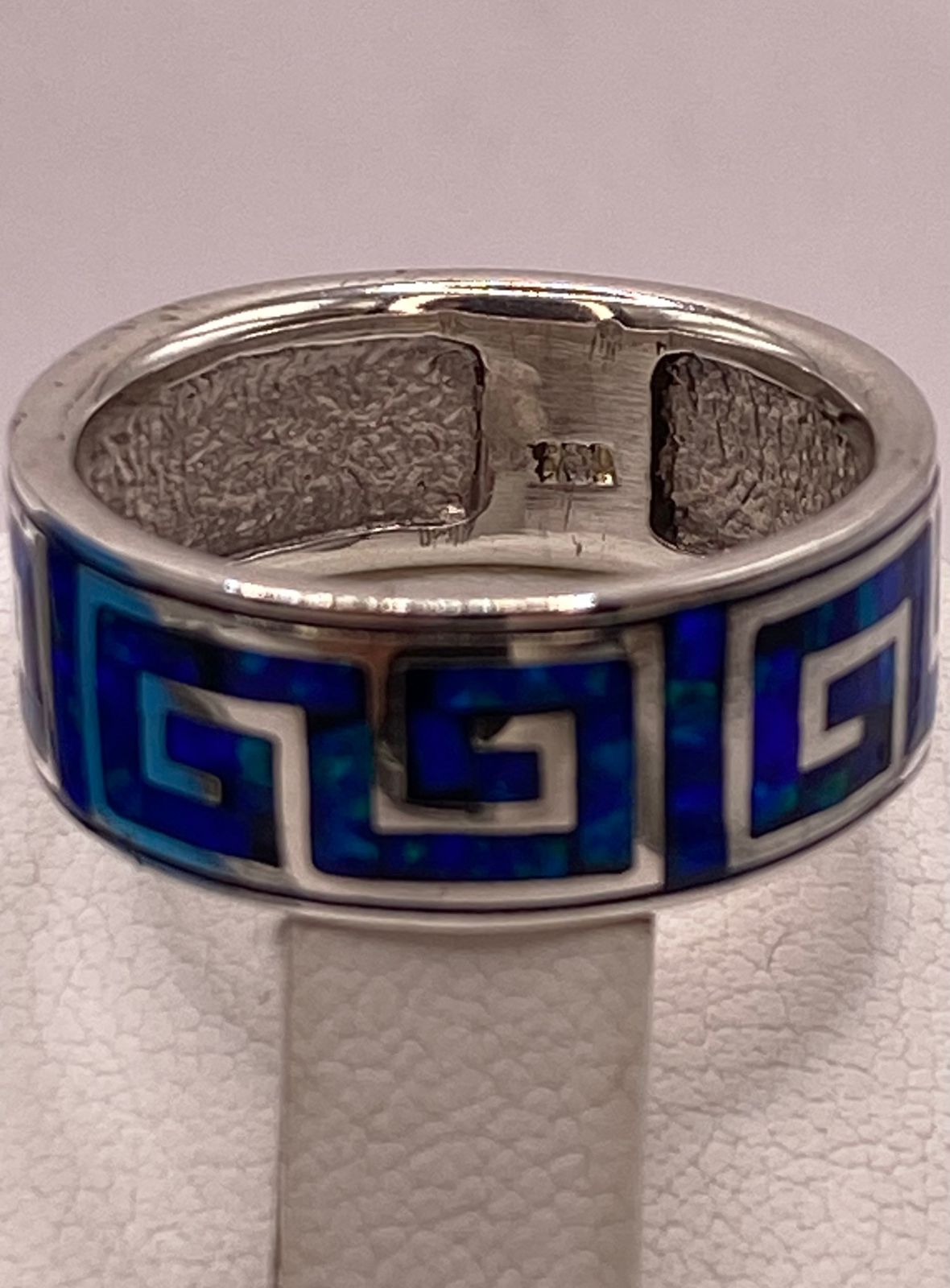 Anillo Banda Plata Ley 950 con Ópalo de Fuego Azul‑verde Diseño Geométrico