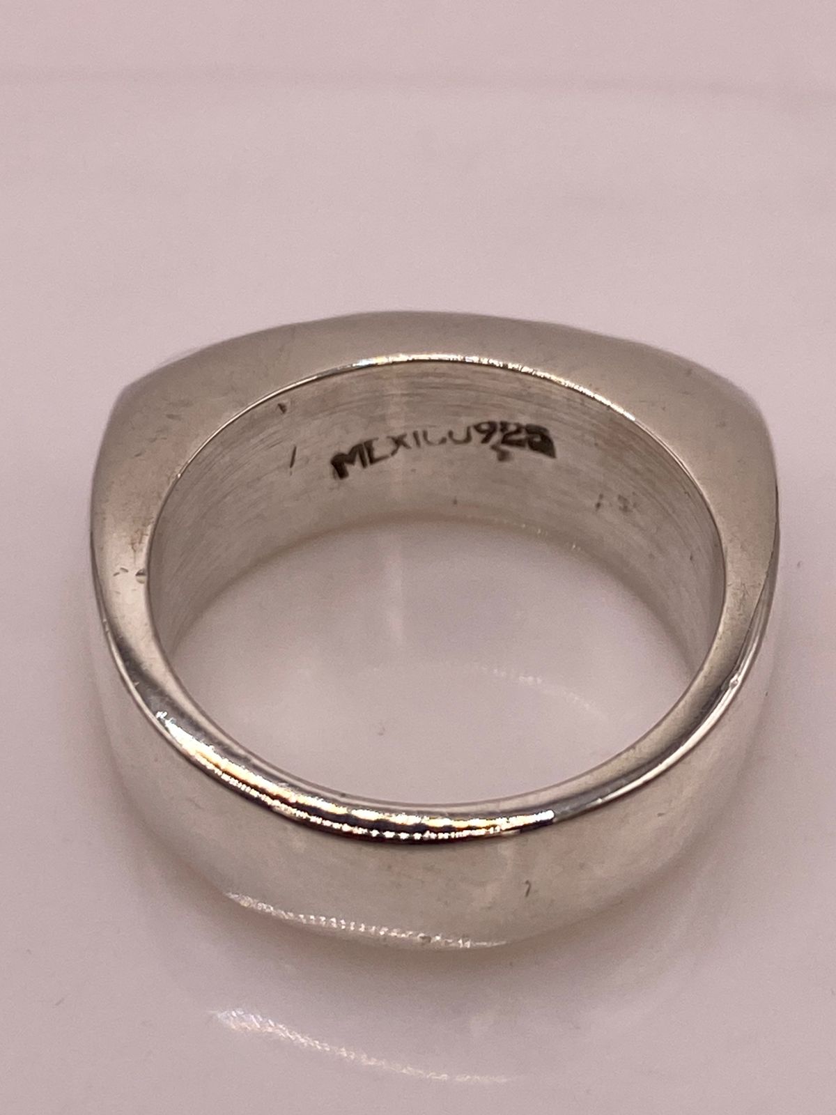 Anillo Banda Rectangular Martillada en Plata .925