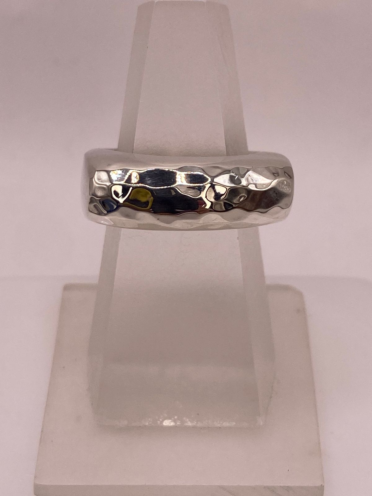 Anillo Banda Rectangular Martillada en Plata .925