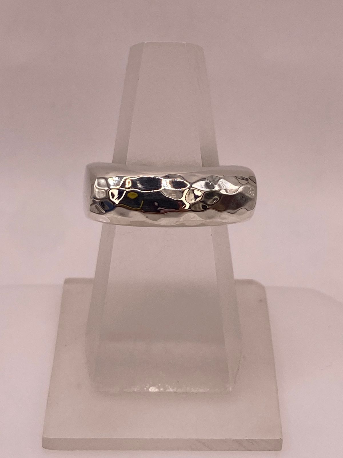 Anillo Banda Rectangular Martillada en Plata .925