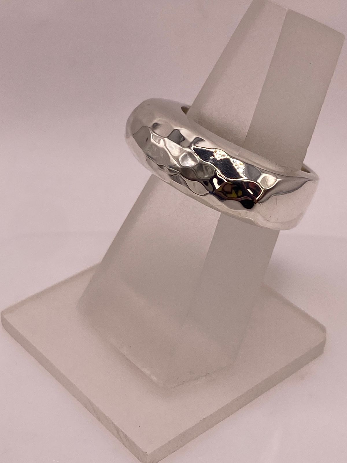 Anillo Banda Rectangular Martillada en Plata .925