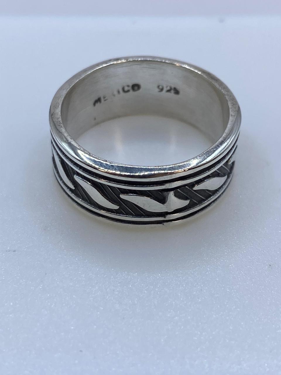 Anillo Banda Texturizada en Plata .925 Diseño Moderno con Contraste