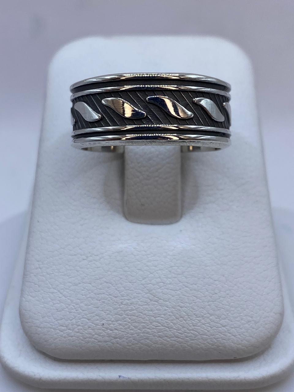 Anillo Banda Texturizada en Plata .925 Diseño Moderno con Contraste