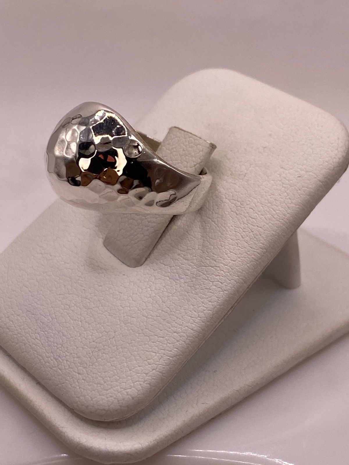 Anillo Bombeado Martillado de Plata Ley .925