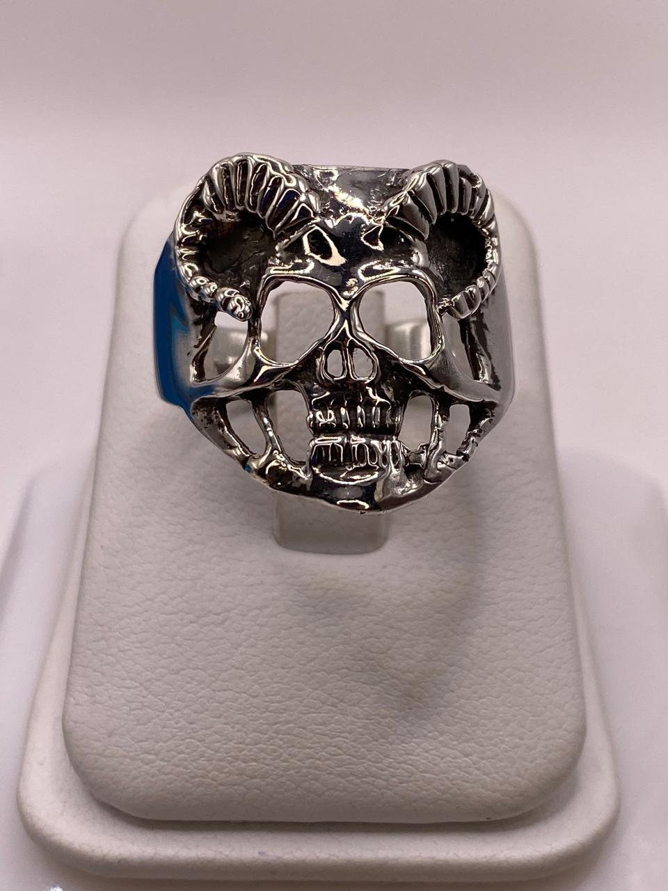 Anillo de Calavera con Cuernos en Plata .925