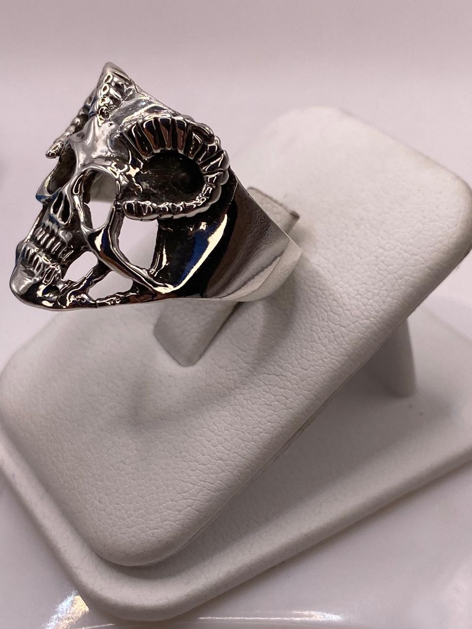 Anillo de Calavera con Cuernos en Plata .925