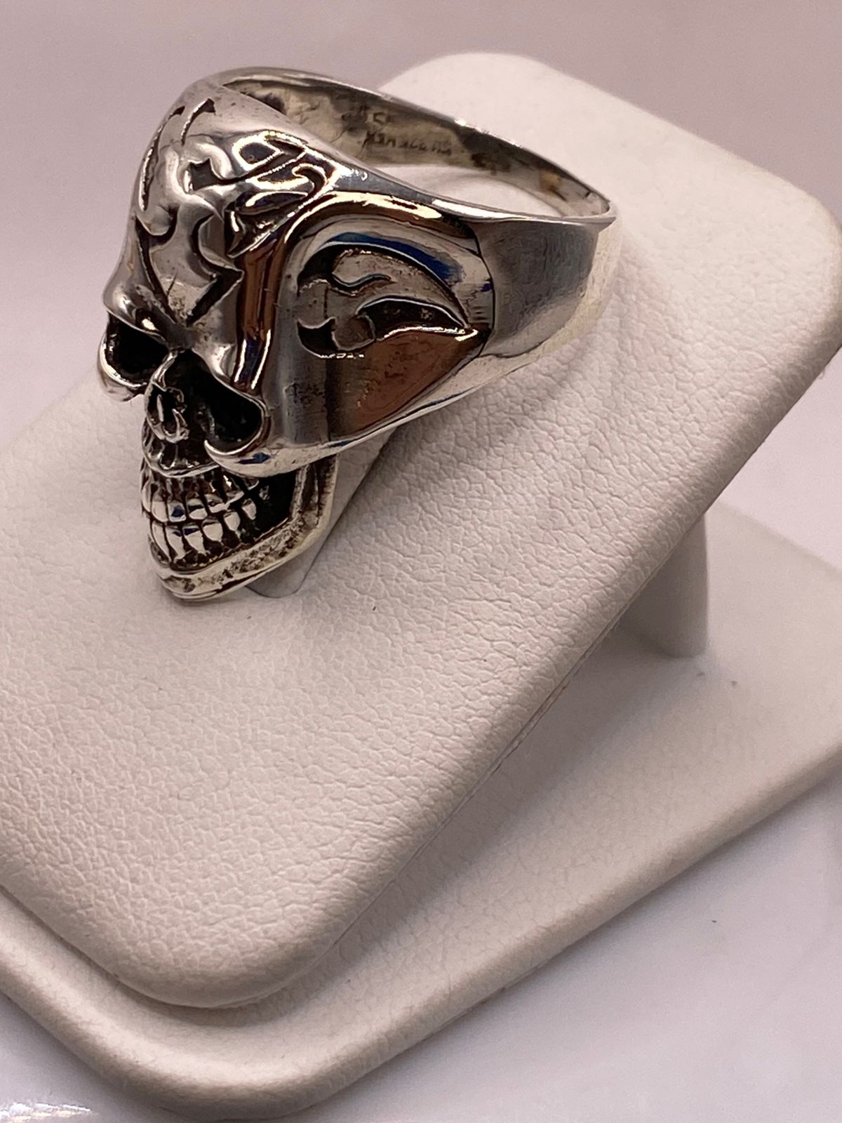 Anillo de Calavera con Detalles Flameantes en Plata .925