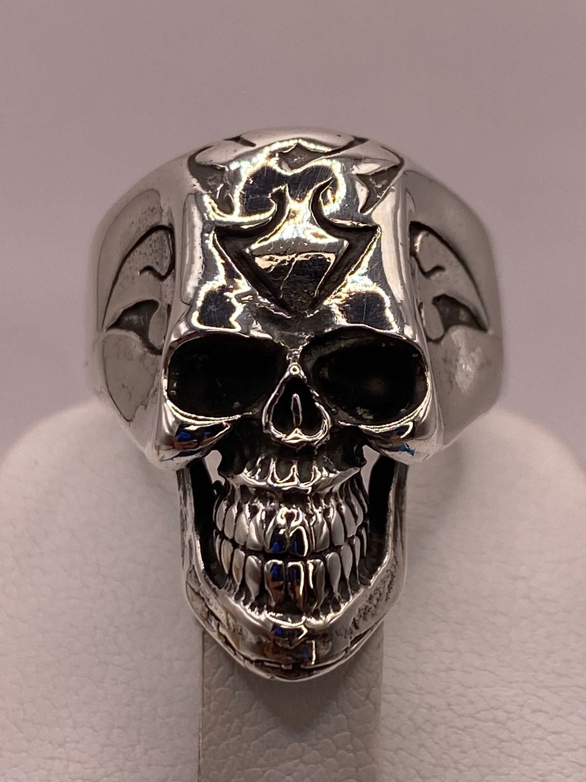Anillo de Calavera con Detalles Flameantes en Plata .925