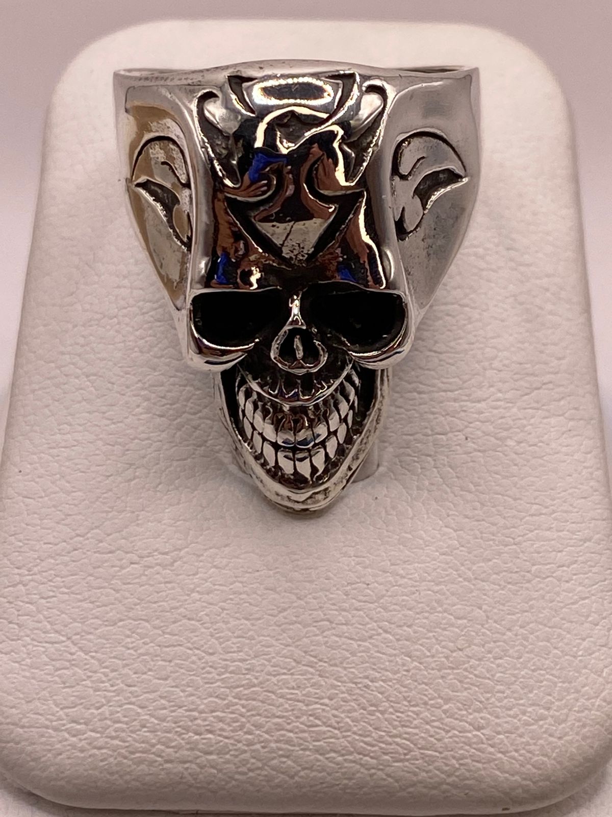 Anillo de Calavera con Detalles Flameantes en Plata .925