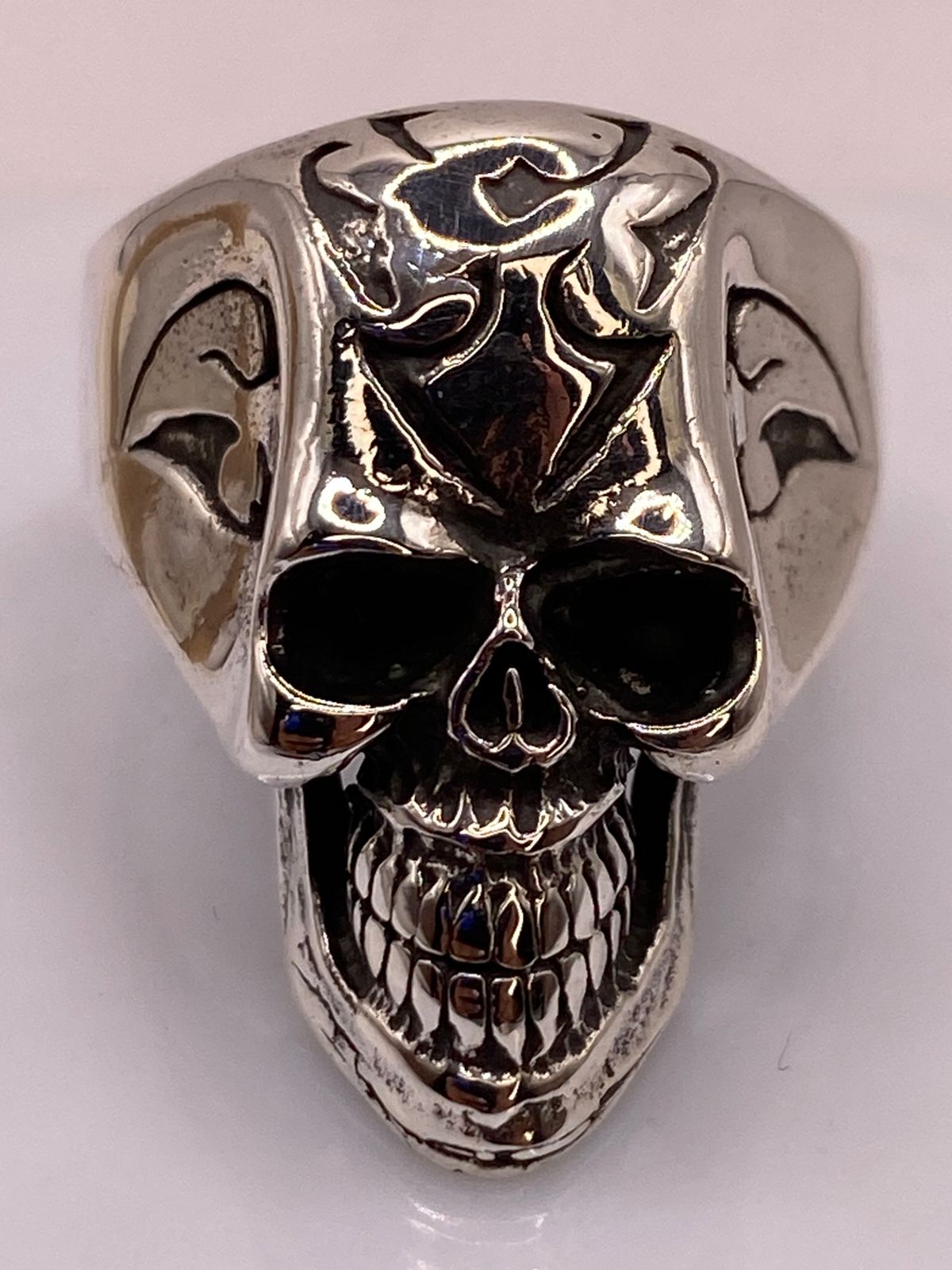 Anillo de Calavera con Detalles Flameantes en Plata .925
