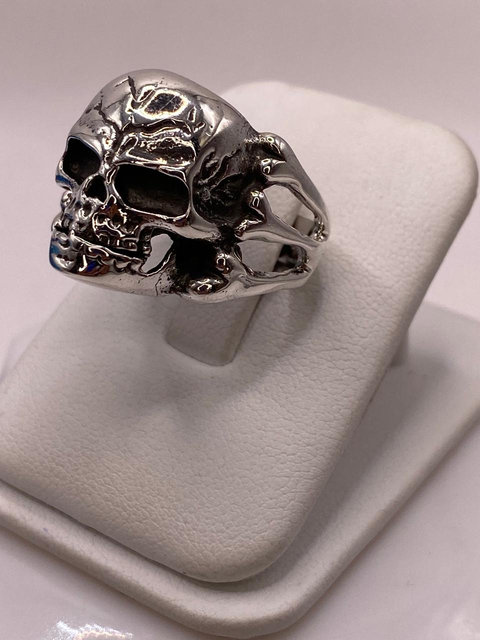 Anillo de Calavera con Huesos Laterales en Plata .925