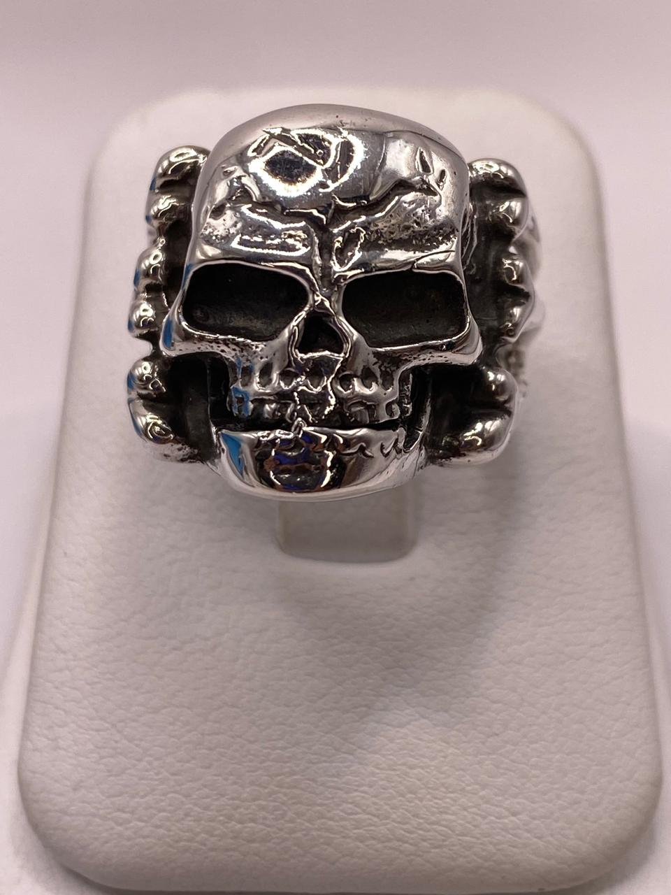 Anillo de Calavera con Huesos Laterales en Plata .925